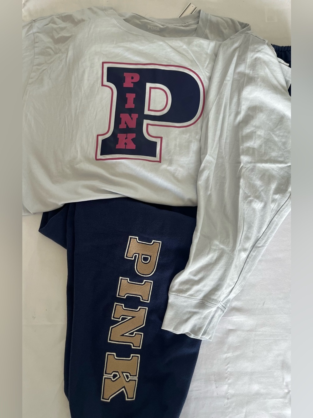 New Victoria’s Secret Pink joggers, and Tee set size XXL PLUS A FREE GIFT